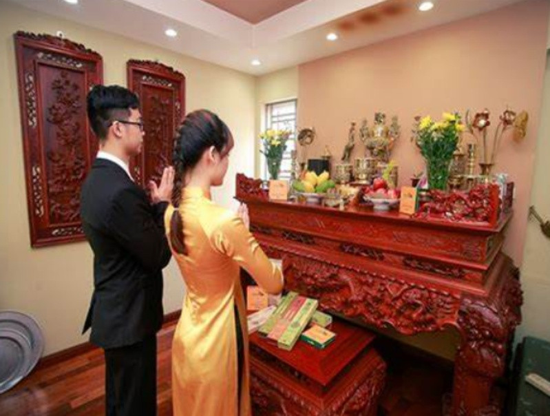 Hình ảnh bàn thờ gia tiên cũ kỹ cần thay mới hoặc chuyển đổi