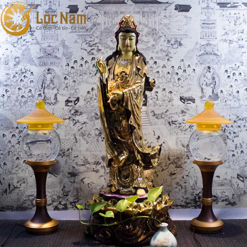 Hình ảnh bàn thờ Phật được bày trí đúng cách với đầy đủ vật phẩm cúng