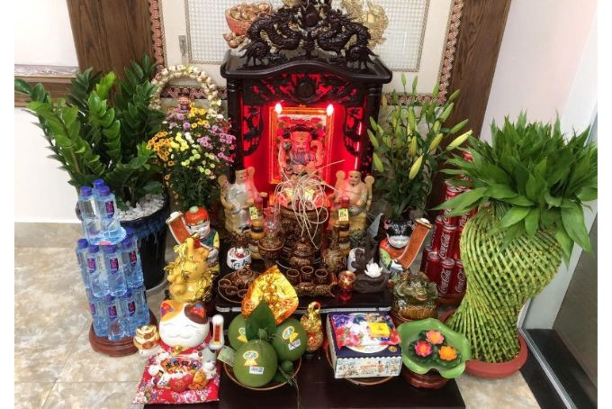Hình ảnh ban thờ Thổ Công và Thần Tài với các vật phẩm cúng để thực hiện văn khấn Rằm tháng Giêng