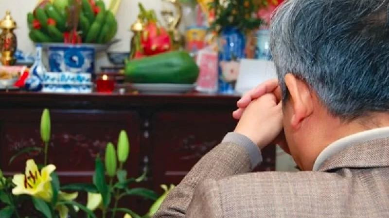 Hình ảnh chung về cách khấn gia tiên với đầy đủ lễ vật trên bàn thờ