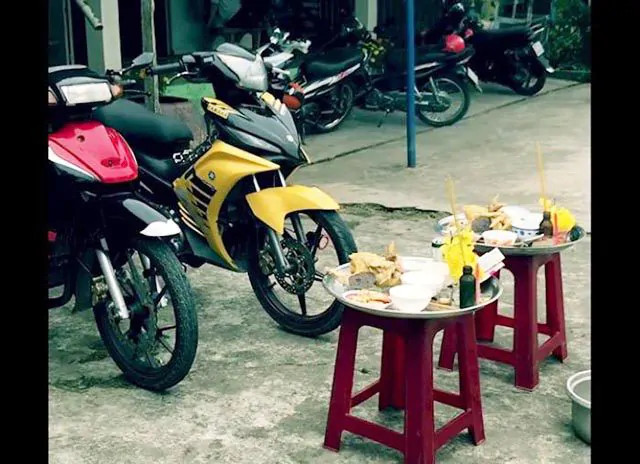 Hình ảnh lễ cúng xe máy mới mua tại sân nhà cầu bình an