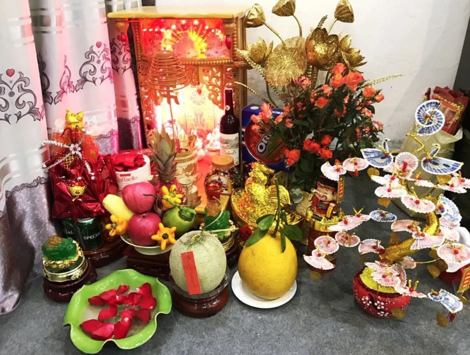 Hình ảnh mâm cúng đầy đủ, thể hiện lòng thành khi thực hiện văn khấn thần linh thổ địa tại nhà.