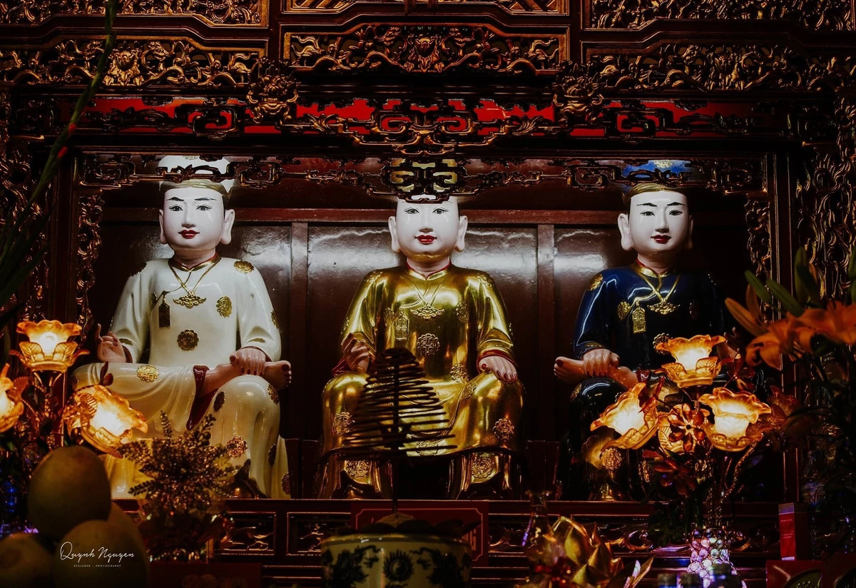 Hình ảnh Quan Hoàng Mười ngự đồng, biểu tượng của tín ngưỡng Tứ Phủ