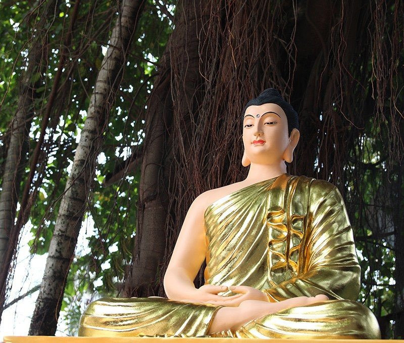 Hình ảnh Quan Thế Âm Bồ Tát với vẻ đẹp từ bi, minh họa lịch sử và sự hóa thân của Ngài