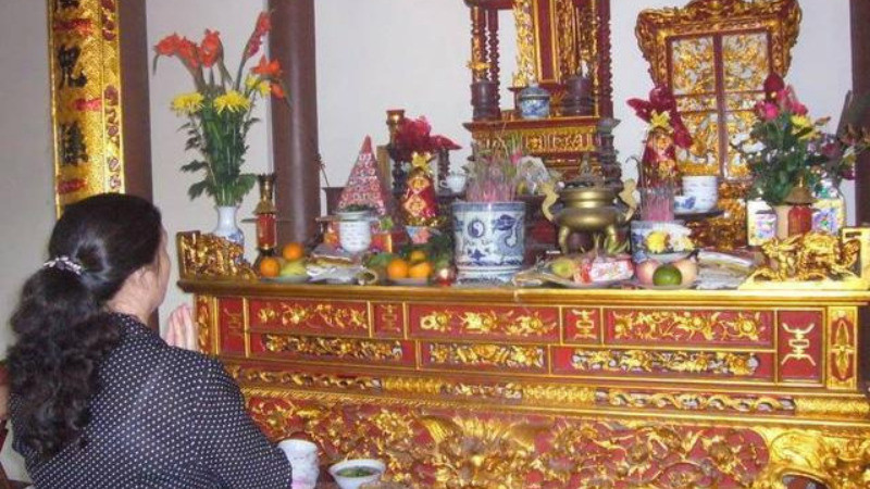 Hướng dẫn rút chân hương đúng cách, đảm bảo không làm xê dịch bát hương và giữ nguyên vị trí linh thiêng