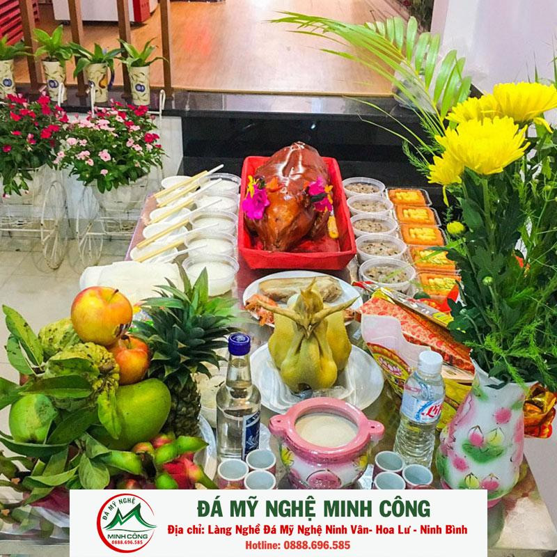 Hương khói nghi ngút trong lễ văn khấn cúng ngoài sân
