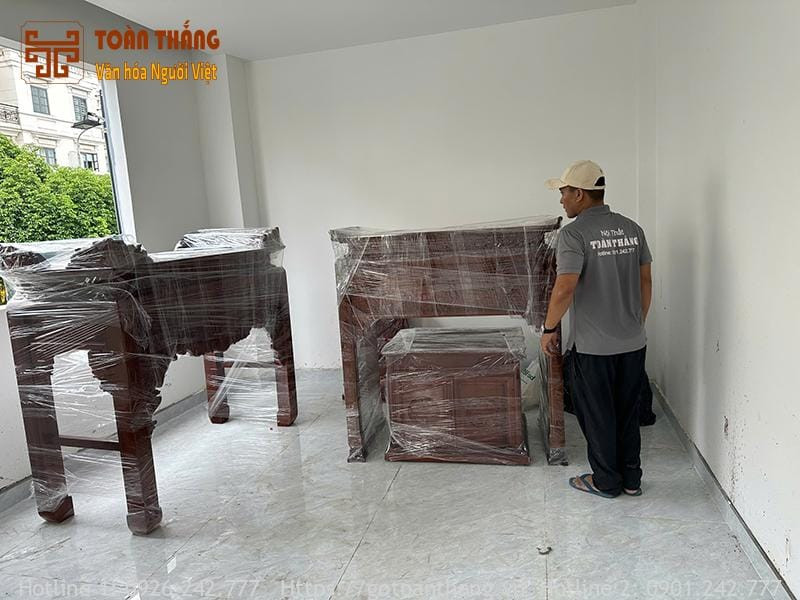 Không gian thờ cúng trang trọng sau khi thực hiện văn khấn tỉa chân nhang bao sái bàn thờ