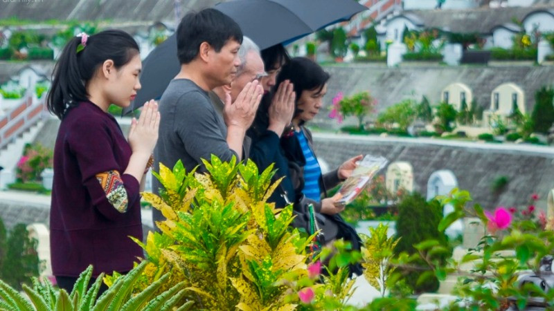 Không khí trang nghiêm, thể hiện sự tôn trọng khi thực hiện nghi lễ tảo mộ cuối năm