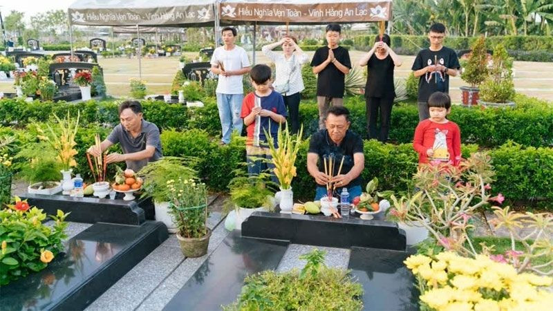 Lễ cúng Thanh Minh tại mộ phần riêng