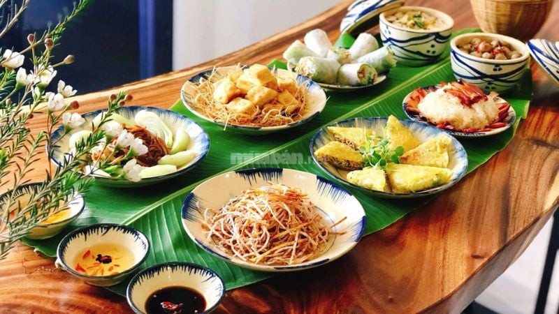 Lễ vật chuẩn bị dâng cúng khi thực hiện văn khấn Mẹ Diêu Trì tại nhà, bao gồm hoa quả và nhang đèn