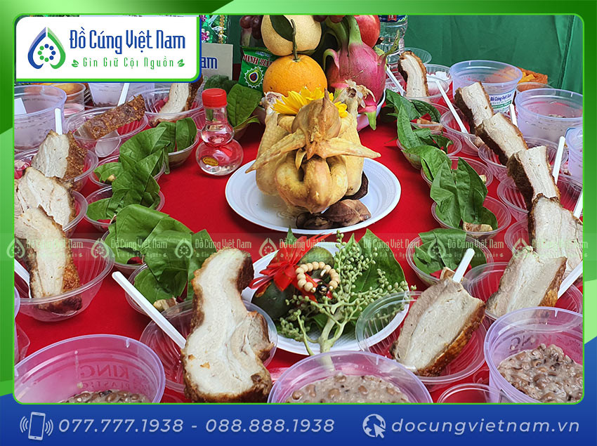Lễ vật đầy đủ trên bàn cúng tạ ơn 12 Bà Mụ trong lễ cúng căn 12 tuổi.
