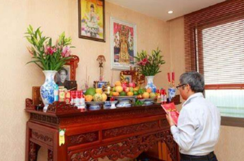 Lịch vạn niên và các công cụ chọn ngày tốt để thực hiện nghi lễ thay bàn thờ mới