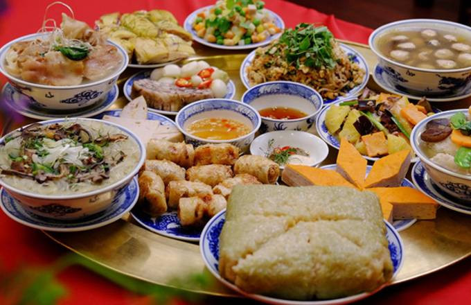 Mâm cỗ cúng giao thừa ngoài trời đầy đặn, trang trọng