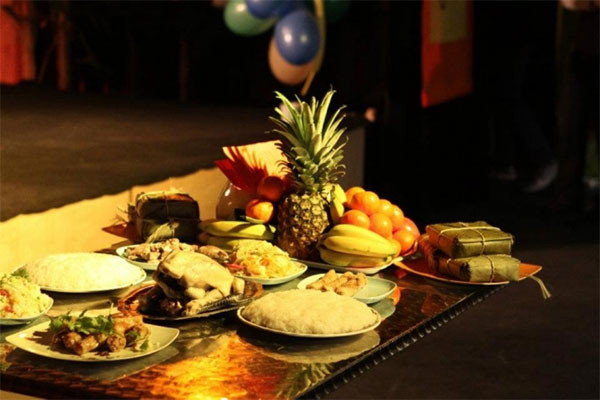 Mâm cỗ hóa vàng thịnh soạn với xôi, gà, nem, và các món truyền thống khác, đặt trên bàn thờ gia tiên