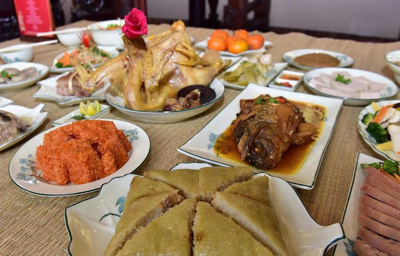 Mâm cỗ mặn cúng gia tiên ngày Rằm tháng Giêng thịnh soạn với thịt gà, xôi và các món truyền thống