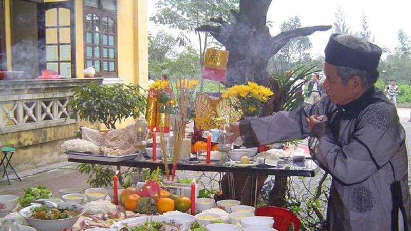 Mâm cỗ mặn thịnh soạn với gà luộc, bánh chưng cho lễ cúng tiễn ông bà ngày mùng 3 Tết theo truyền thống.