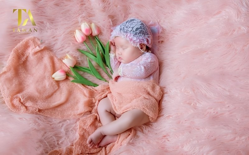 Mâm cúng Bà Mụ và Đức Ông trong lễ đầy tháng bé gái