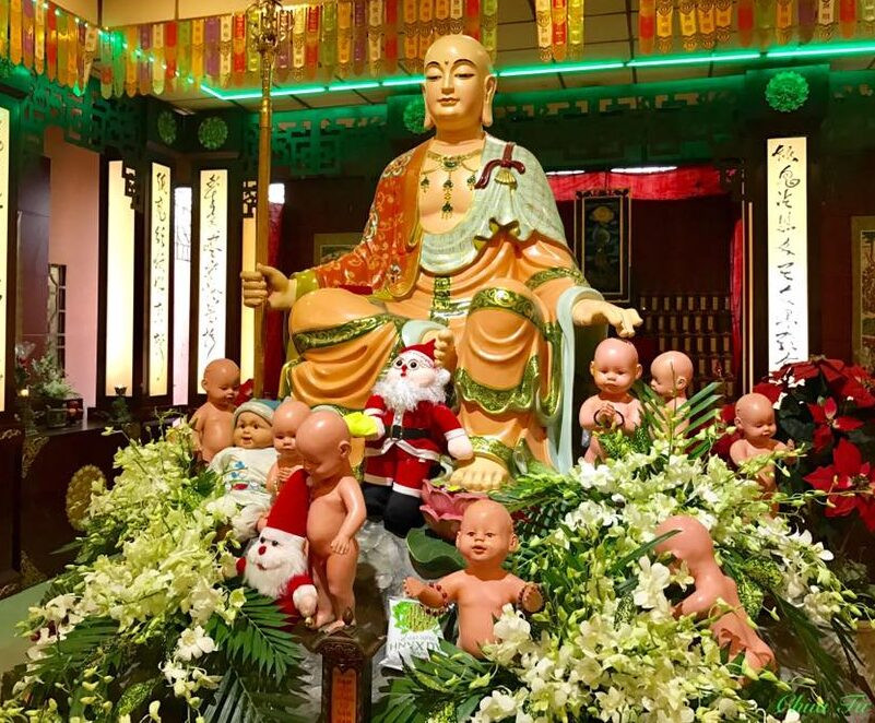 Mâm cúng chay tươm tất với hương hoa, quả, bánh kẹo và sữa dâng lên cho lễ văn khấn cầu siêu cho thai nhi tại nhà