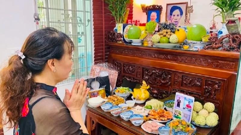 Mâm cúng gia tiên ngày mùng một thể hiện sự trang nghiêm khi đọc văn khấn