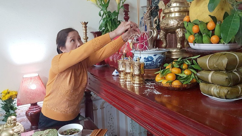 Mâm cúng hóa vàng với các lễ vật truyền thống ngày mùng 2 Tết