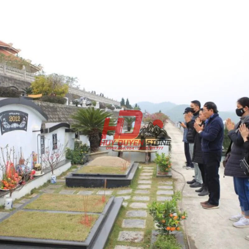 Mâm cúng lễ tạ mộ sau khi hoàn thành tu sửa