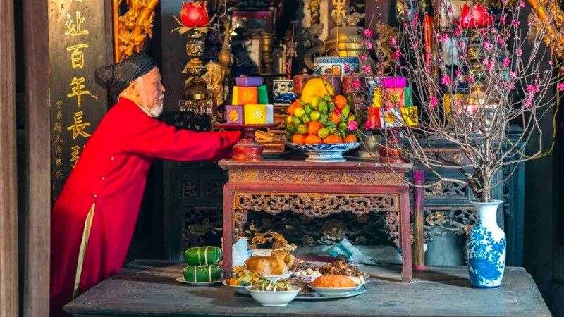 Mâm cúng tất niên thịnh soạn đặt trên bàn thờ gia tiên