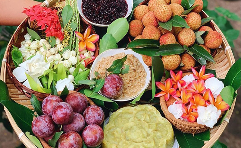 Mâm cúng Tết Đoan Ngọ miền Bắc, với cơm rượu nếp và bánh tro