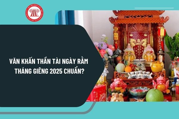 Mâm cúng Thần Tài rằm tháng Giêng trang trọng với hương hoa và lễ vật đầy đủ