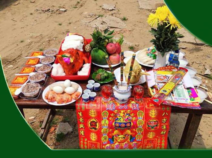 Mâm cúng trang trọng cho nghi thức tháo dỡ nhà cũ