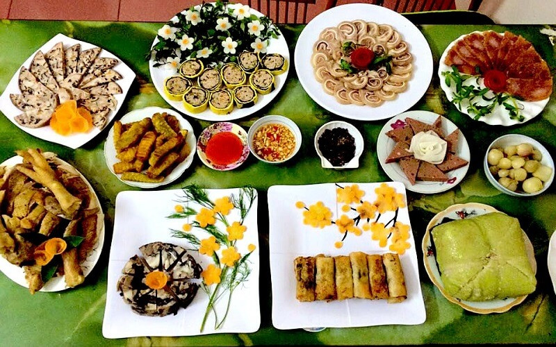Mâm cúng truyền thống với xôi gà, bánh chưng cho ngày mùng 2 Tết