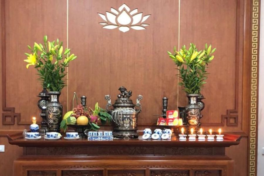 Mâm hương hoa tươi tắn, trang trọng, một phần không thể thiếu trong lễ cúng văn khấn về nhà mới thuê