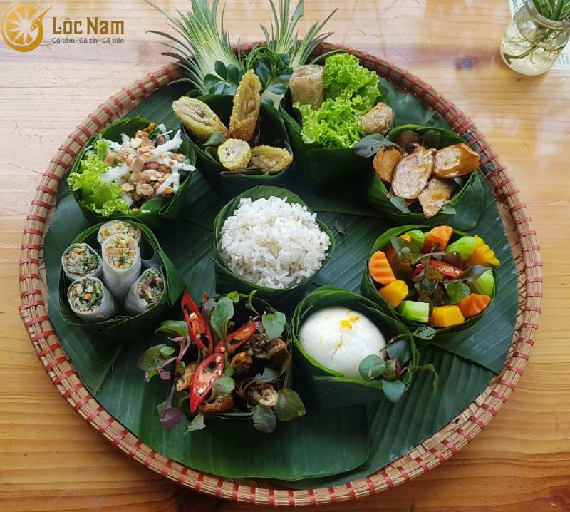 Mâm lễ chay tịnh đầy đủ để cúng dường mẹ Quan Âm Bồ Tát tại gia