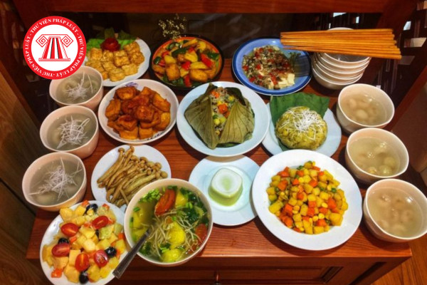 Mâm lễ cúng đầu năm tươm tất với hương hoa, quả phẩm, thể hiện lòng thành kính khi đọc văn khấn cúng đầu năm.
