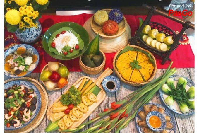 Mâm lễ cúng Rằm tháng Giêng với đầy đủ hương hoa, trái cây và xôi chè dâng lên ban Thần Tài