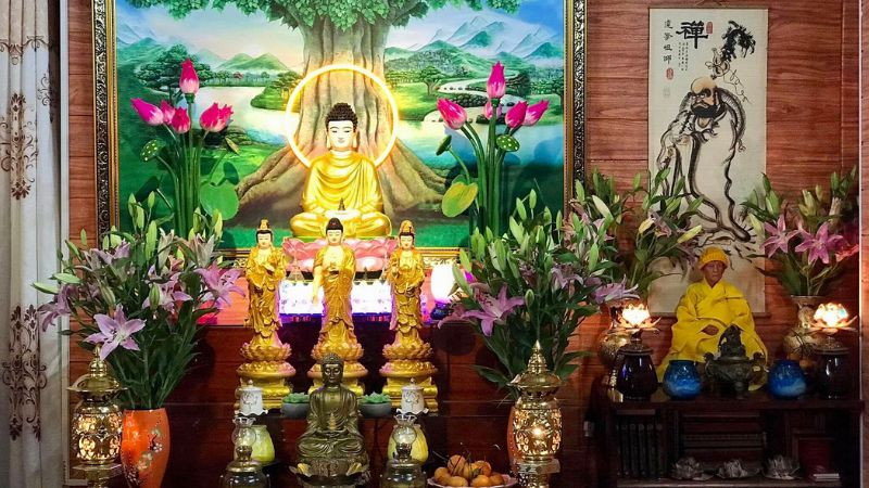 Mâm lễ vật cúng dường Tam Bảo thanh tịnh tại chùa