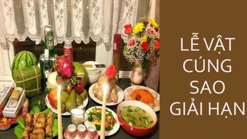 Mâm lễ vật cúng giải hạn tại nhà chuẩn bị chu đáo, bao gồm nhang, hoa quả và nến