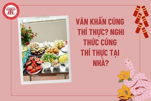 Mâm lễ vật cúng thí thực cô hồn đặt ngoài trời với hương hoa, mâm cơm chay và trái cây, chuẩn bị cho nghi thức cầu siêu.