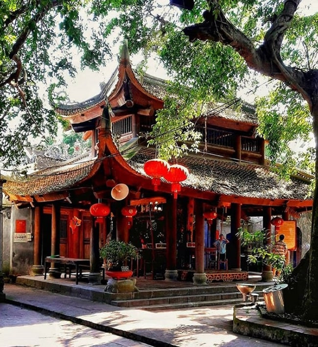Mâm lễ vật được chuẩn bị chu đáo và trang trọng tại Đền Mẫu Hưng Yên