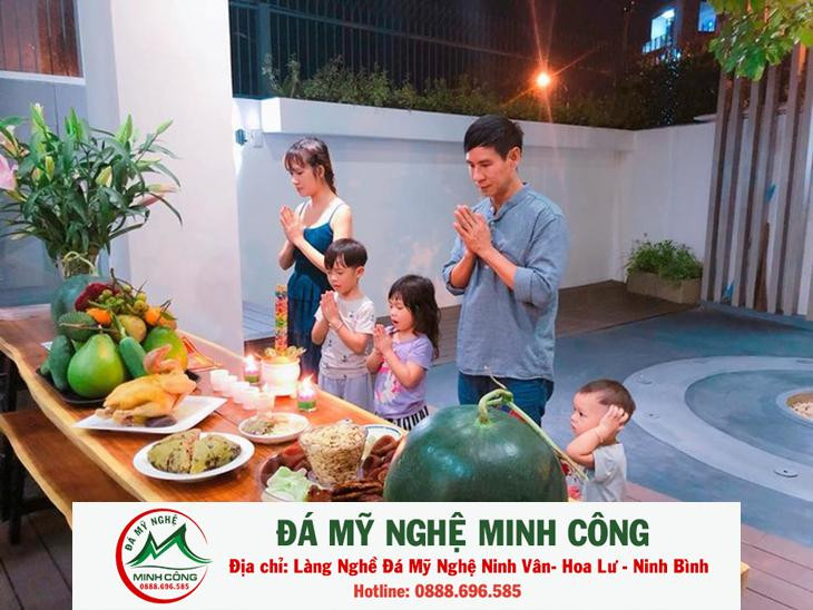 Mâm lễ vật trang trọng cho nghi thức văn khấn cúng ngoài sân đêm Giao Thừa