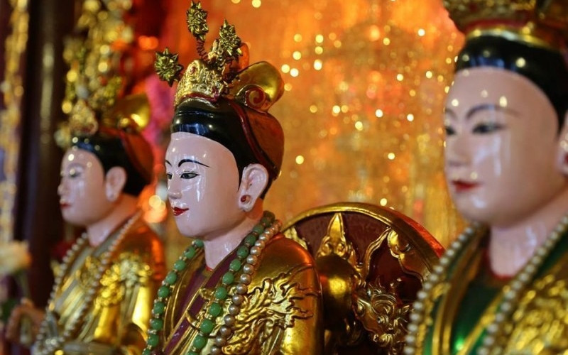 Mâm lễ vật trang trọng để chuẩn bị cho văn khấn đi lễ đền mẫu