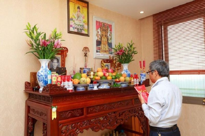Mâm lễ vật trang trọng được chuẩn bị để thực hiện nghi thức cúng chuyển bàn thờ