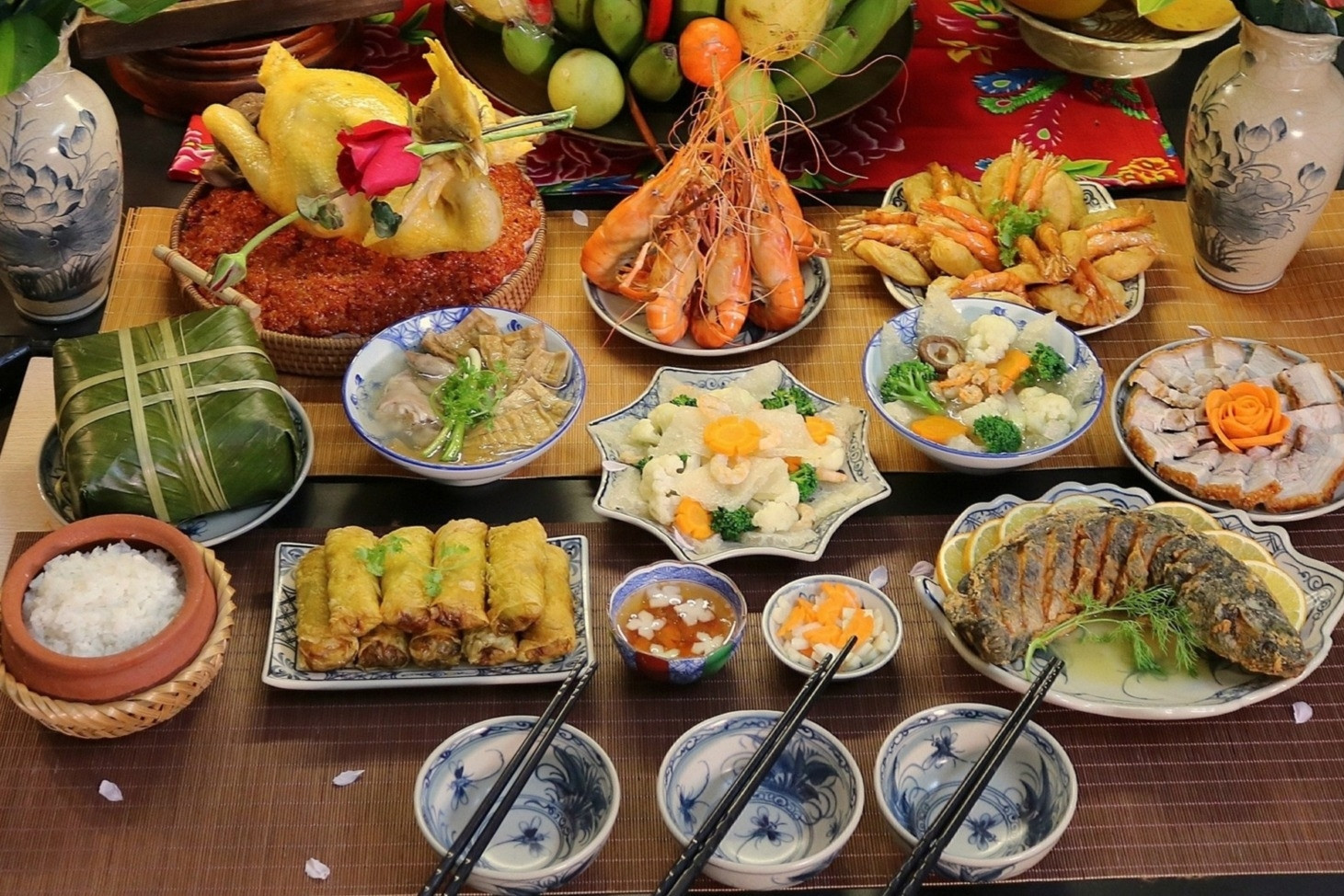 Nghi thức hóa vàng sau lễ cúng giao thừa ngoài trời