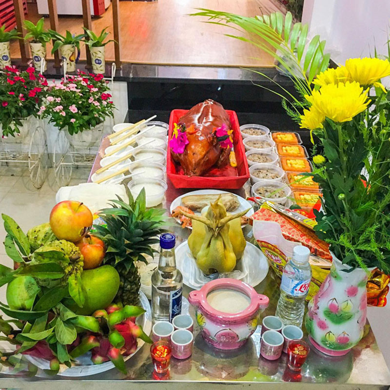 Người chủ thành tâm đọc văn khấn khai trương buôn bán để cầu tài lộc.