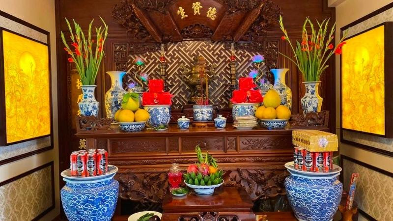 Người con cháu đang thực hiện văn khấn gia tiên vào ngày Tiên Thường