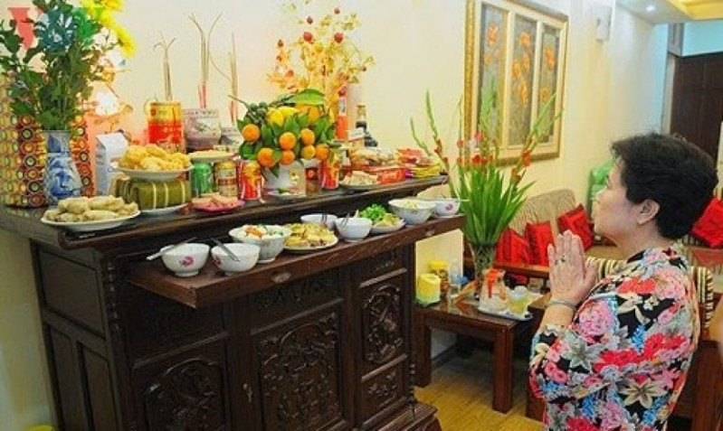 Người con cháu thành tâm dâng hương, thực hiện văn khấn xin gia tiên phù hộ công việc suôn sẻ