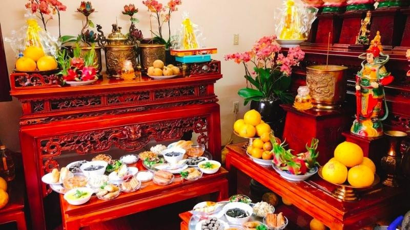Người cúng khấn vái trước bàn thờ gia tiên, thể hiện sự trang nghiêm