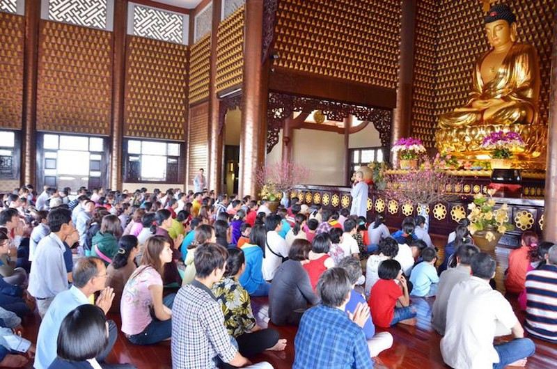 Người dân thả đèn hoa đăng trên sông, cầu mong bình an và may mắn vào đêm Rằm tháng Giêng