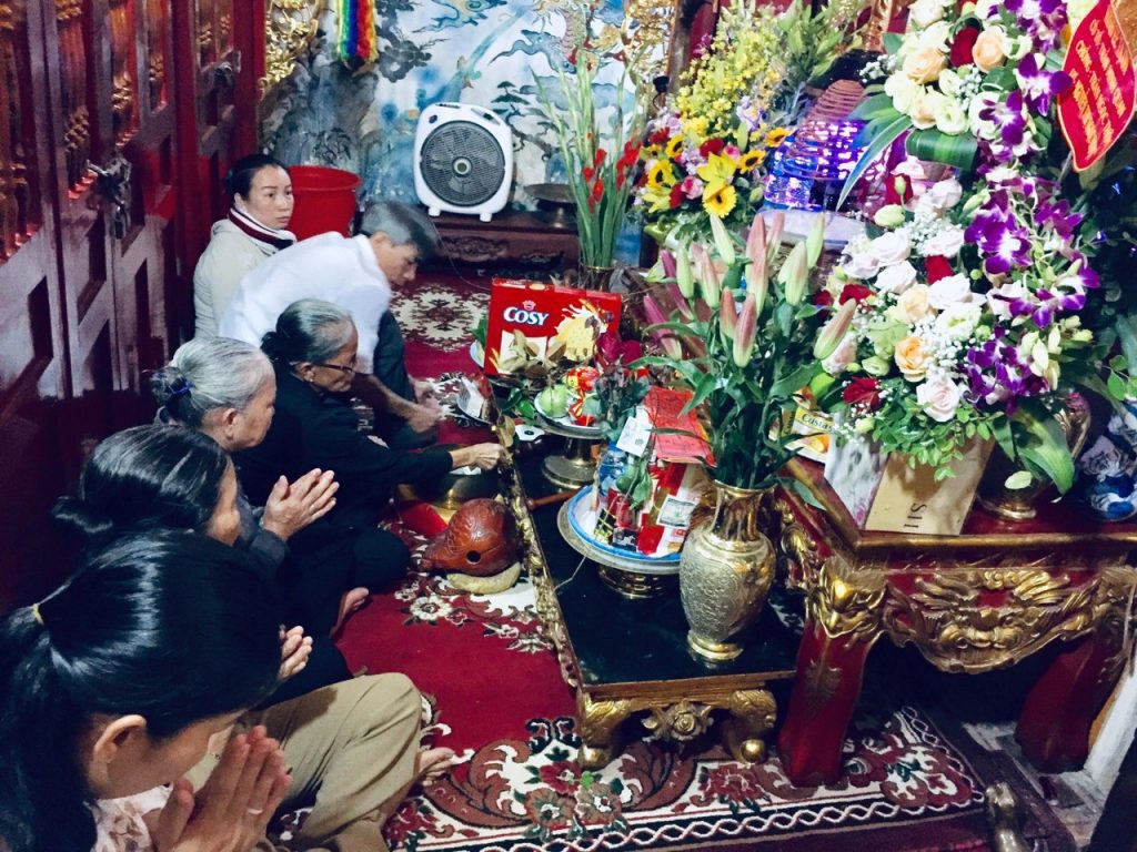 Người dân thành tâm dâng lễ cầu bình an, tài lộc tại Đền Bà Chúa Kho