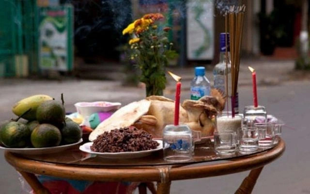 Người đọc văn khấn cúng giao thừa ngoài trời