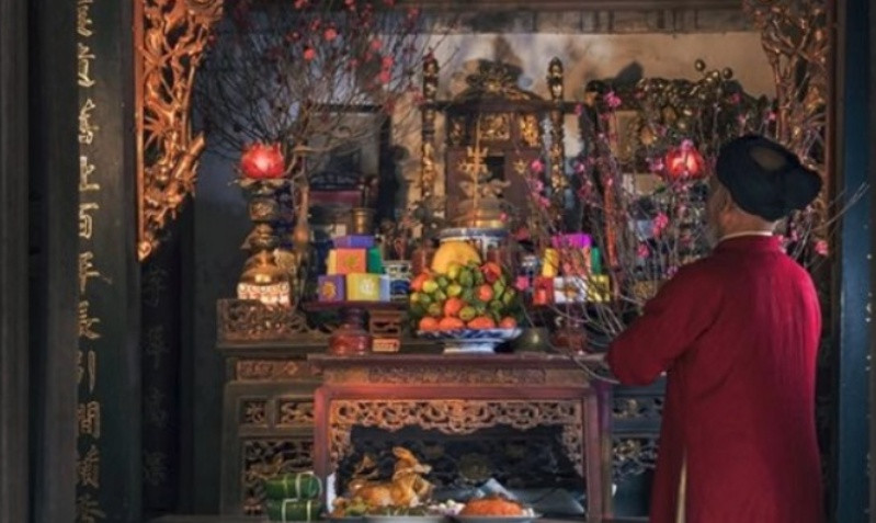 Người đọc văn khấn thay bàn thờ mới với thái độ thành kính, trang nghiêm